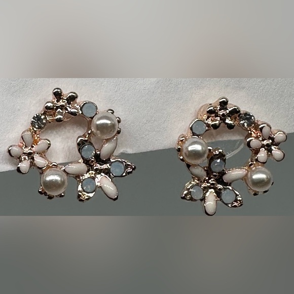 ✨🩵Dainty Rose Gold Flower Pearl & Crystal Wreath Stud Earrings Bridal Gift✨🩵 - Picture 8 of 16